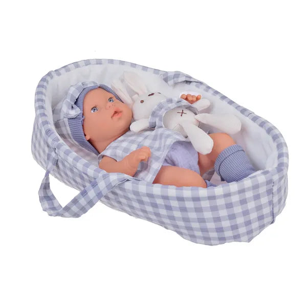 32 cm újszülött baba szürke ruhában, nyuszival és hordozó kosárral