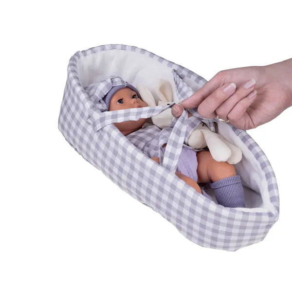 32 cm újszülött baba szürke ruhában, nyuszival és hordozó kosárral