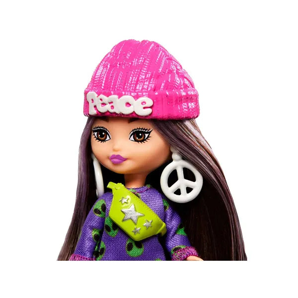 Barbie Extra Mini Minis divatbaba 8,5 cm – lila UFO tunika, kiegészítők