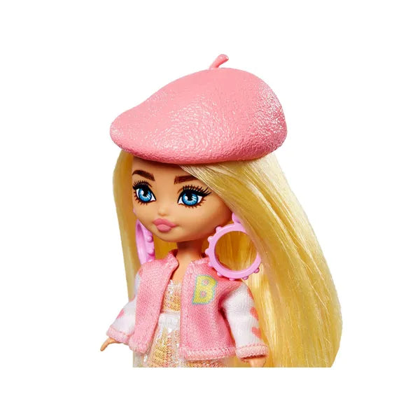 Barbie Extra Mini Minis divatbaba, 8,5 cm, rózsaszín beret, kiegészítőkkel
