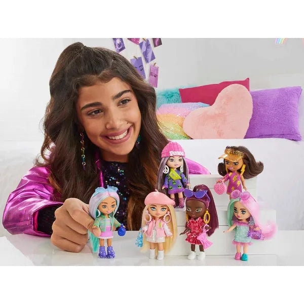 Barbie Extra Mini Minis divatbaba 8,5 cm, rózsaszín ruha, HLN47