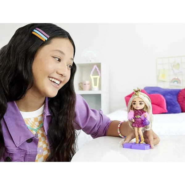 Barbie Extra Minis mini baba 15 cm rózsaszín parti ruhában, kiegészítőkkel