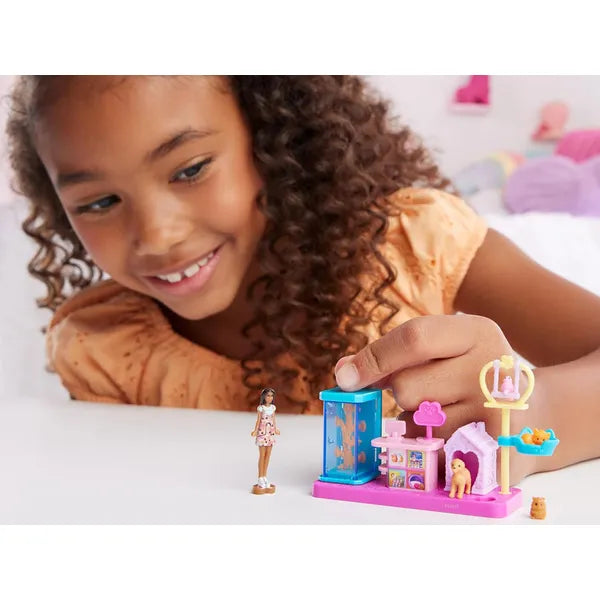 Mattel Mini Barbie Land állatorvosi játékszett baba + 4 kisállat, hordozható