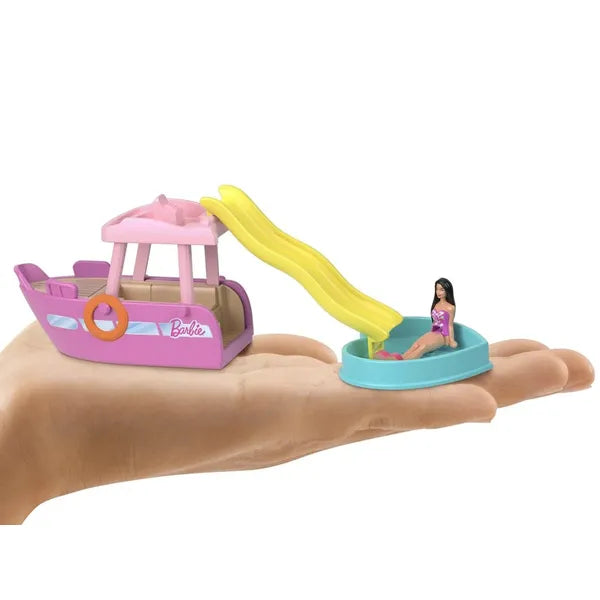 Mini BarbieLand jacht csúszdával és színváltós medencével, 3,5 cm baba