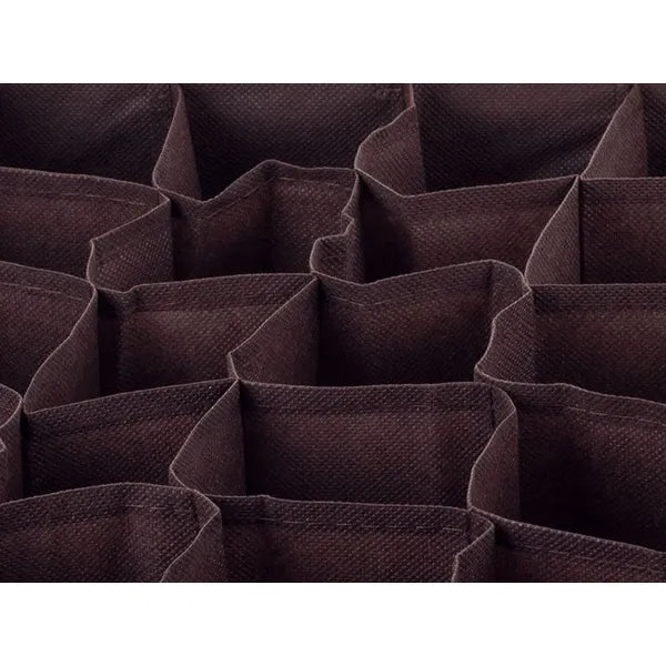 Fiókba való barna fehérnemű- és zokni rendező, 16 rekesszel, 35×28×10 cm