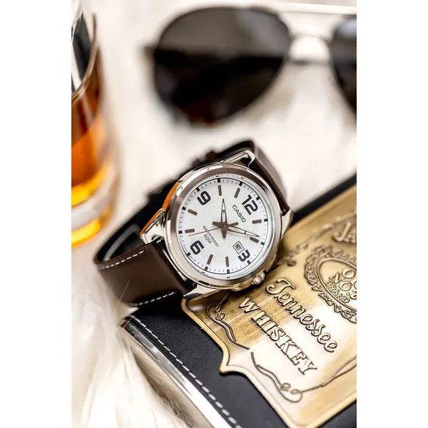 Casio MTP-1314L-7AVEF férfi karóra, bőrszíj, fehér számlap, 45 mm