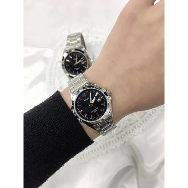 Casio MTP-1308D-1A2 férfi karóra, fekete számlap, acél szíj, WR50