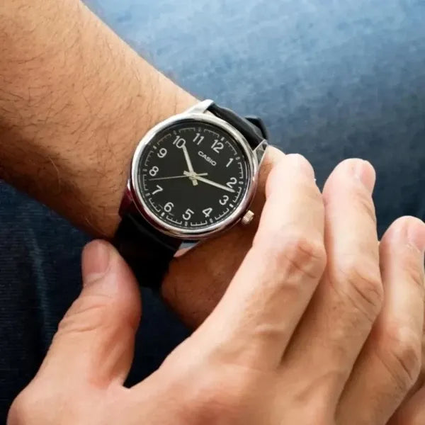 Casio férfi kvarc karóra bőrszíjjal, fekete számlap, 40 mm, WR30