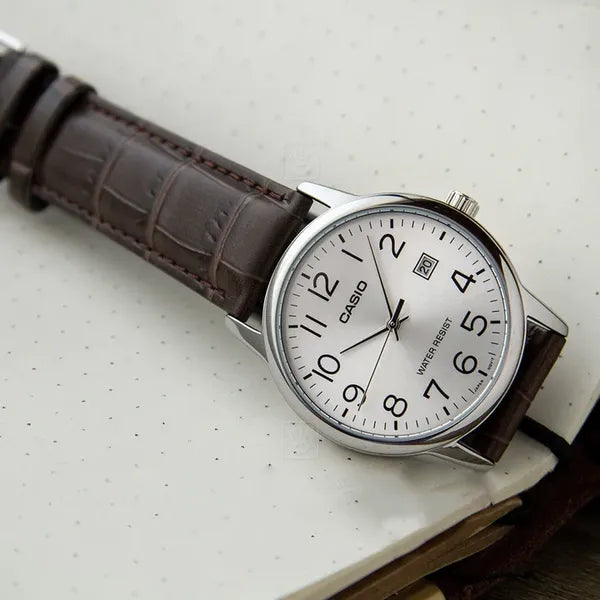 Casio MTP-V002L-7B2 férfi karóra barna bőrszíjjal ezüst számlappal 44mm WR30