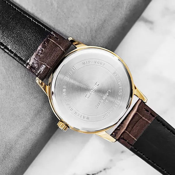 Casio MTP-V002GL-1B férfi karóra, arany tok, barna bőr szíj, dátum