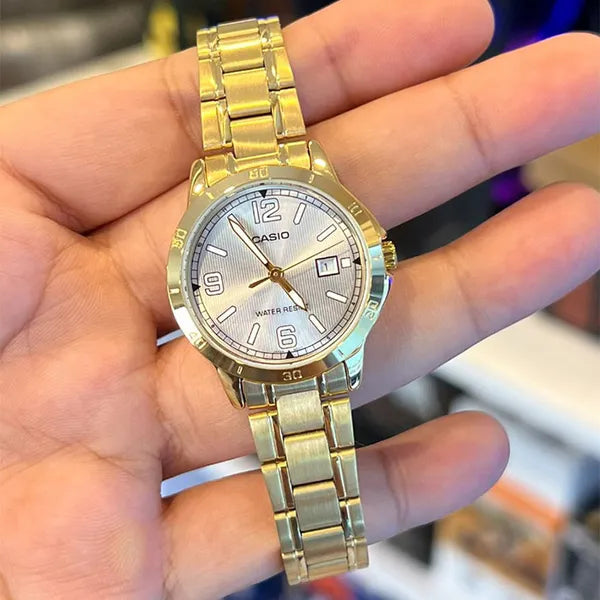 Casio női aranyszínű nemesacél karóra, ezüst számlap, dátum, 30 mm