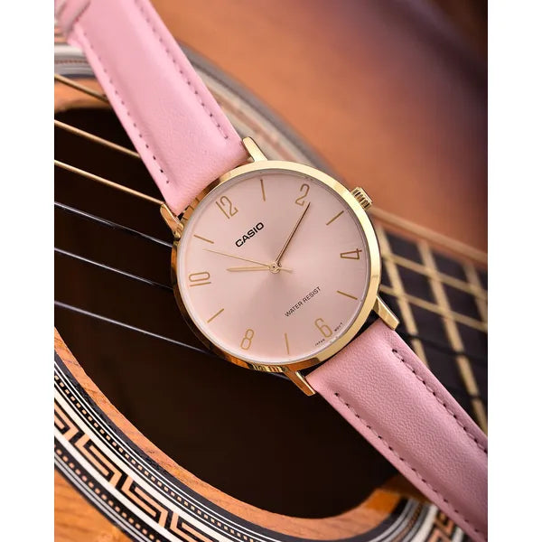 Casio LTP-VT01GL-4B női kvarc karóra arany tokkal és rózsaszín bőrszíjjal