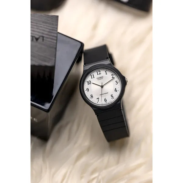 Casio MQ-24-7B3 férfi kvarc karóra, 35 mm, WR30, fekete műanyag