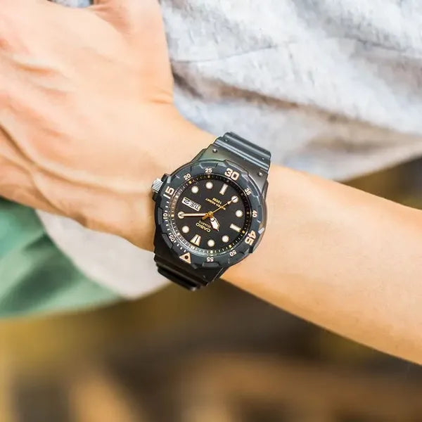 Férfi karóra Casio MRW-200H-1E fekete WR100 kvarc díszdobozzal