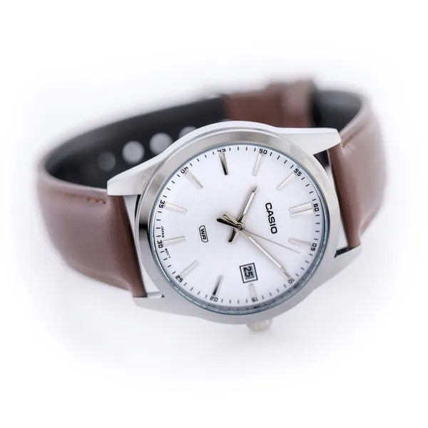 Casio MTP-VD03L-5A férfi karóra bőrszíjjal, WR50, dátumkijelző