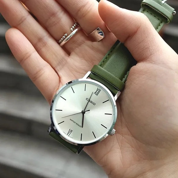 Casio MTP-VT01L-3B férfi karóra, 40 mm, zöld bőrszíj, gyöngyház számlap