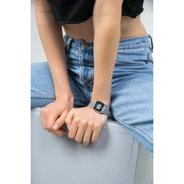 Casio Vintage LA680WA-1 női digitális karóra, acél szíj, WR30