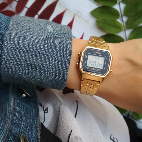 Casio Vintage LA680WEGA-1ER női digitális karóra, arany acél, WR30
