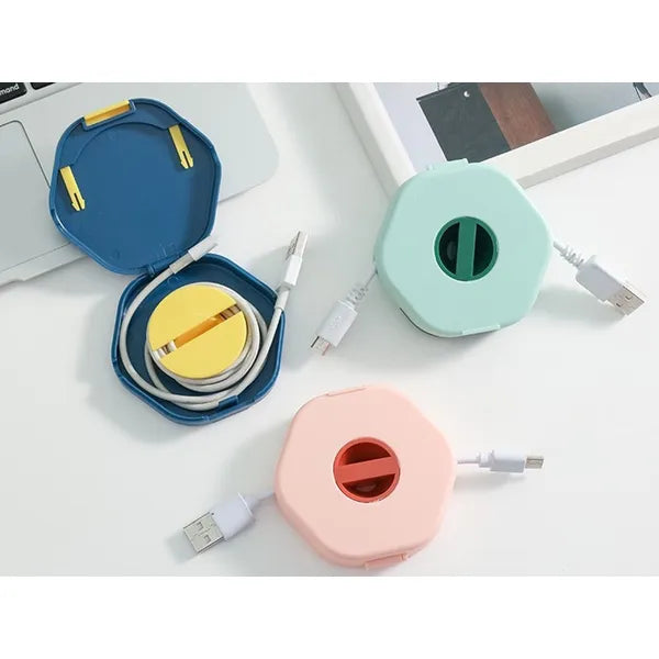 Forgatható kábelrendező USB vezetékhez, fülhallgatóhoz, telefonállvánnyal