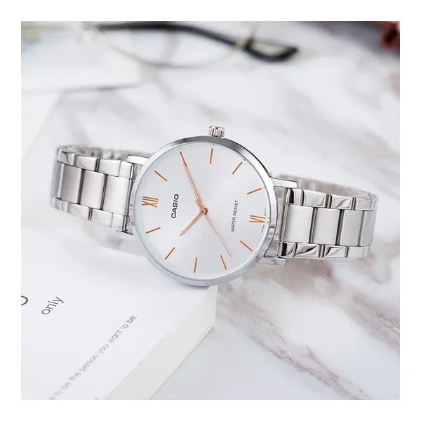 Casio LTP-VT01D-7B női karóra ezüst acél szíjjal, Ø40 mm