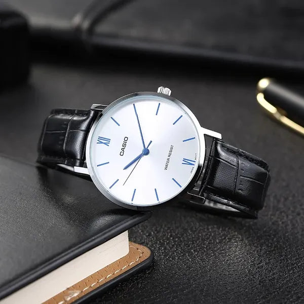 Casio férfi kvarc karóra 40 mm, ezüst számlap, fekete bőr szíj, WR30