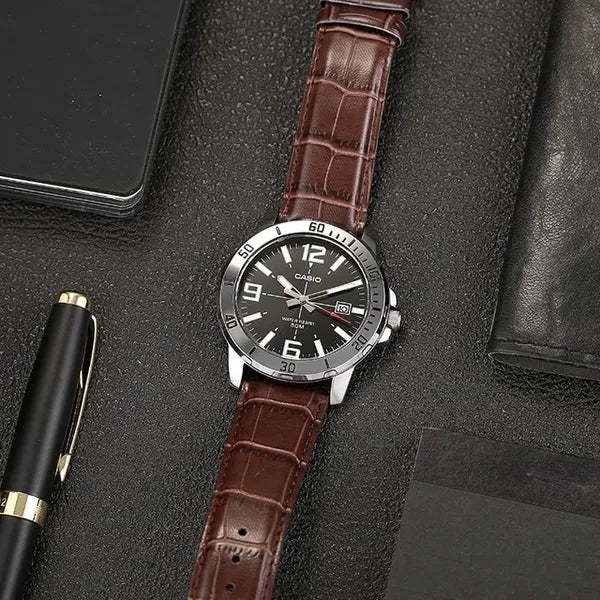 Casio MTP-VD01L-1BV férfi karóra, barna bőrszíj, fekete számlap, WR50