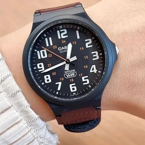 Casio MW-240B-5B férfi karóra, WR50, fekete számlap, bőr/vászon szíj