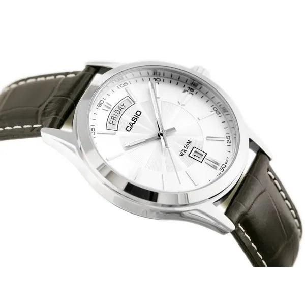 Casio MTP-1381L-7AV férfi karóra barna bőrszíjjal, ezüst számlap, WR50