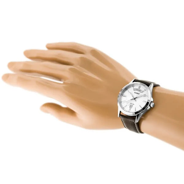 Casio MTP-1381L-7AV férfi karóra barna bőrszíjjal, ezüst számlap, WR50