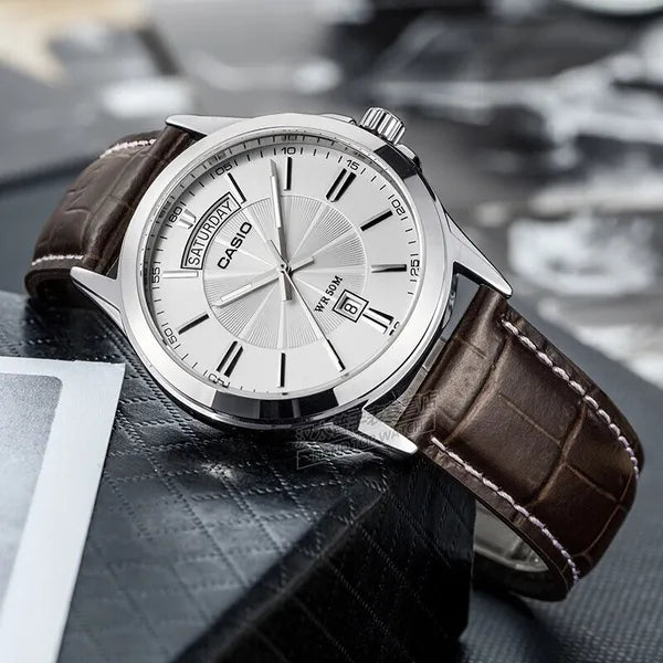 Casio MTP-1381L-7AV férfi karóra barna bőrszíjjal, ezüst számlap, WR50