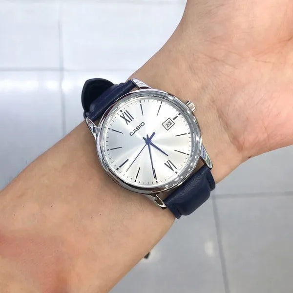 Casio MTP-V002L-2B3 férfi karóra, kvarc, bőr szíj, ezüst számlap, WR30