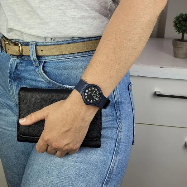 Casio MQ-24UC-2BDF uniszex karóra, fekete számlap, WR30