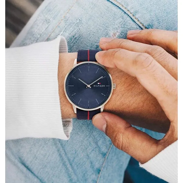 Tommy Hilfiger férfi kvarc karóra, 43 mm, kék/piros szövet szíj