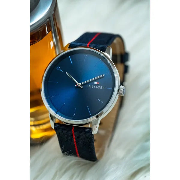 Tommy Hilfiger férfi kvarc karóra, 43 mm, kék/piros szövet szíj