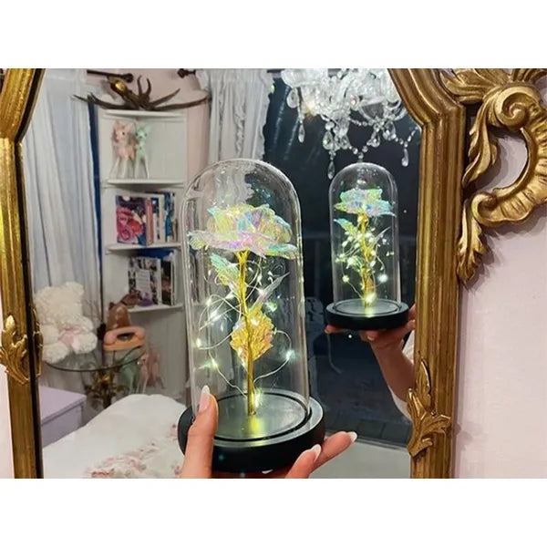 Örök arany rózsa üveg búrában melegfehér LED-del, 21 cm