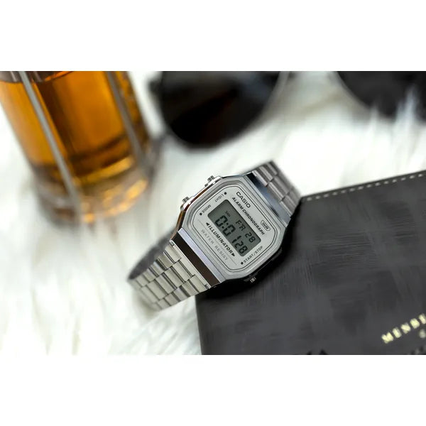 Casio A168WA-8A uniszex retro digitális karóra, acél szíj, LED, WR30