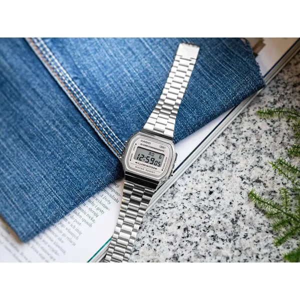 Casio A168WA-8A uniszex retro digitális karóra, acél szíj, LED, WR30