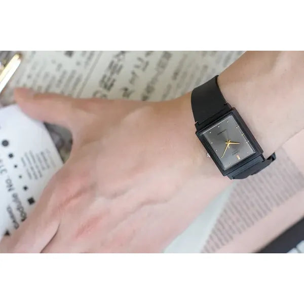 Casio női karóra, téglalap tok, fekete műanyag szíj, WR30, kvarc