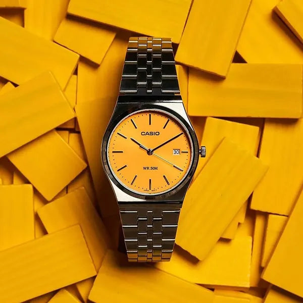 Casio MTP-B145D-9A férfi karóra, narancs számlap, acél szíj, WR50