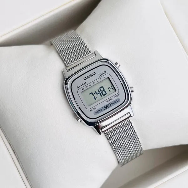 Casio LA670WEM-7DF női retro digitális karóra, ezüst acél, WR30