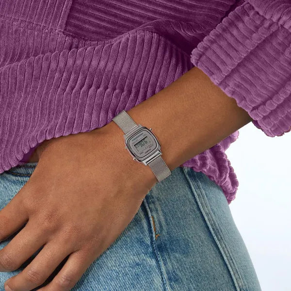 Casio LA670WEM-7DF női retro digitális karóra, ezüst acél, WR30