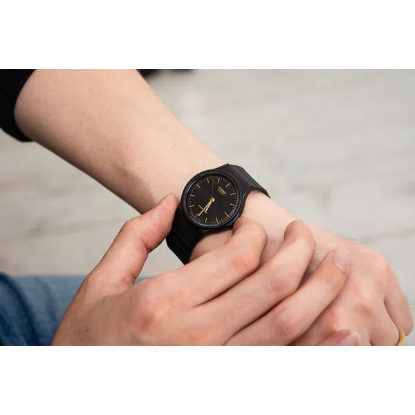 Casio MQ-24-1ELDF uniszex kvarc karóra, fekete műanyag, 36 mm