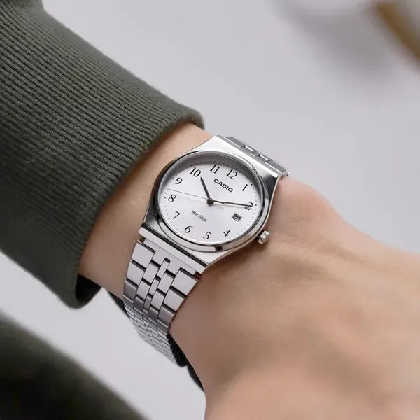 Casio MTP-B145D-7B férfi karóra ezüst nemesacél szíjjal WR50