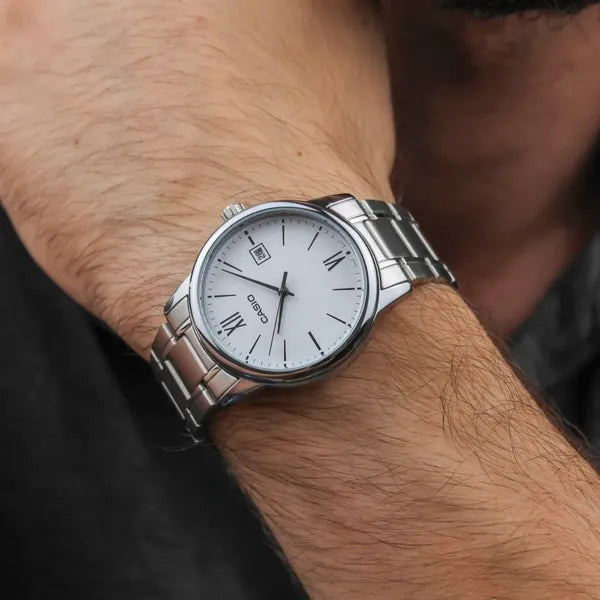 Casio MTP-V002D-7B3 férfi karóra – kvarc, acél szíj, fehér számlap, 44 mm