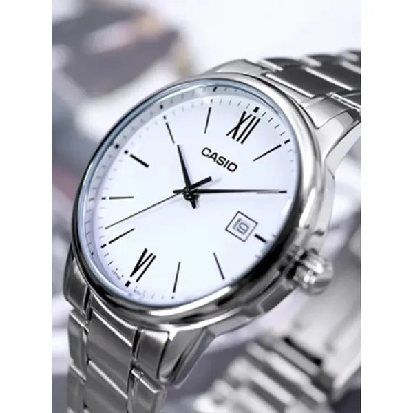 Casio MTP-V002D-7B3 férfi karóra – kvarc, acél szíj, fehér számlap, 44 mm