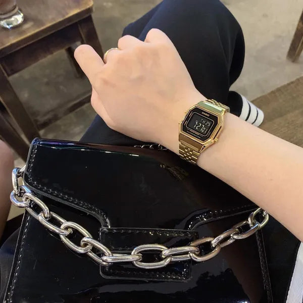 Casio Vintage LA680WGA-1B női digitális karóra, arany nemesacél, WR30