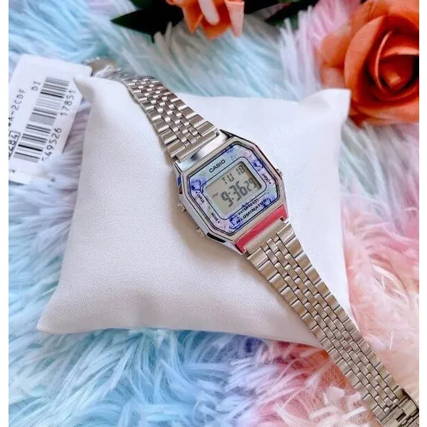 Casio LA680WA-2C női digitális karóra, turkiz számlap, ezüst acél szíj, 30 m WR