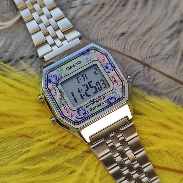 Casio LA680WA-2C női digitális karóra, turkiz számlap, ezüst acél szíj, 30 m WR