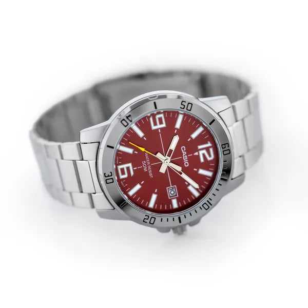 Casio MTP-VD01D-4B férfi karóra, rozsdamentes acél szíj, piros számlap