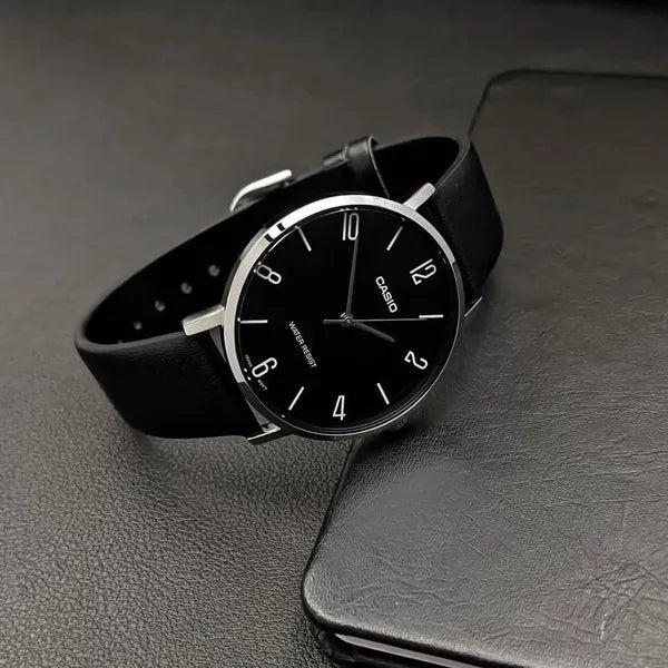 Casio MTP-VT01L-1B2 férfi karóra, fekete számlap, bőrszíj, 40 mm, WR30